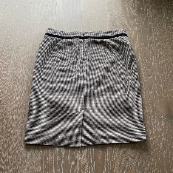 LAURA Houndstooth Skirt - Size 8 Petite -Like New! - Picture 3 of 5